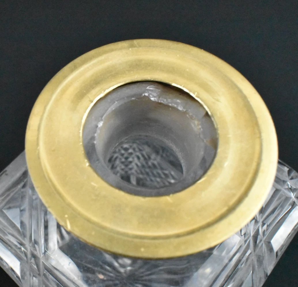 Paire de carafes à spiritueux Baccarat en cristal taillé ancien avec cols en bronze doré-photo-5