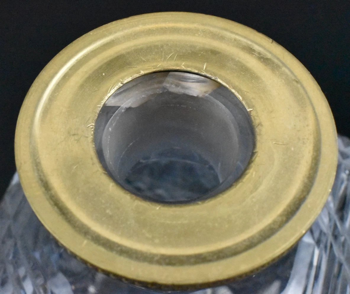 Paire de carafes à spiritueux Baccarat en cristal taillé ancien avec cols en bronze doré-photo-6