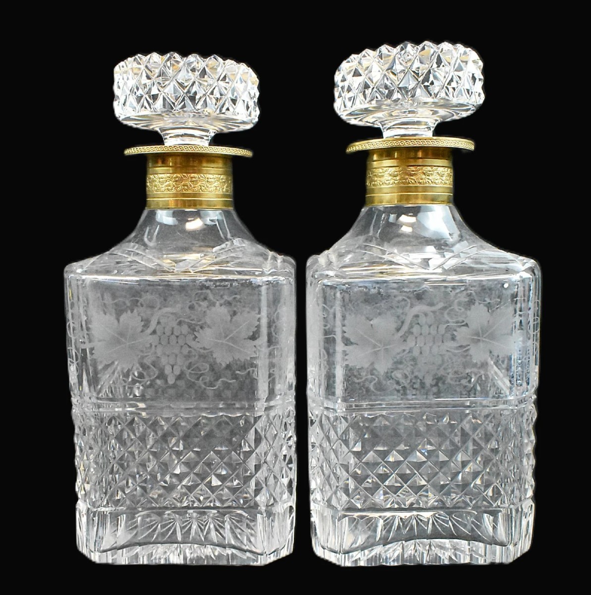 Paire de carafes à spiritueux Baccarat en cristal taillé ancien avec cols en bronze doré