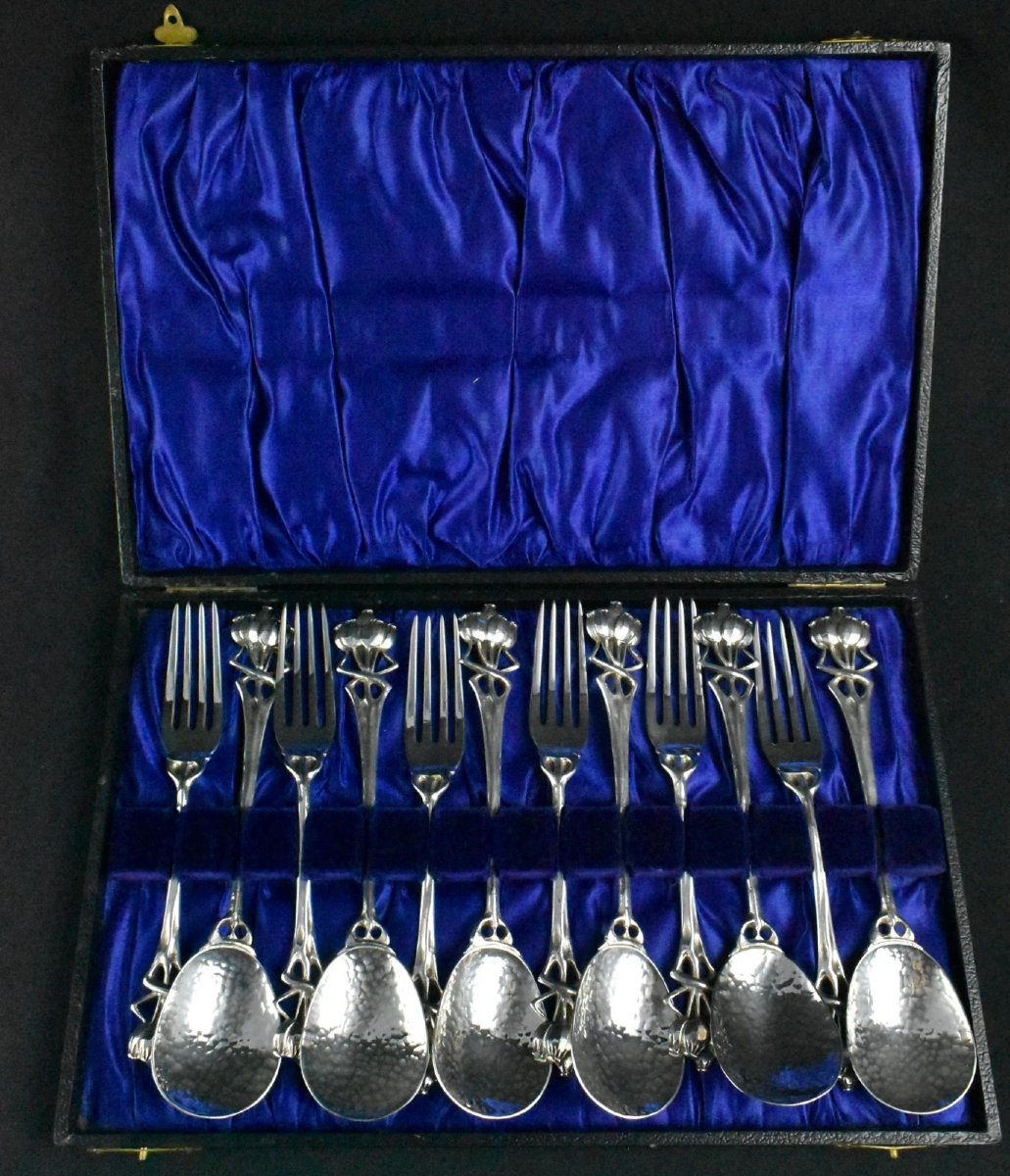 Service de six cuillères et fourchettes en métal argenté, style Arts & Crafts, vers 1880-1910.-photo-2