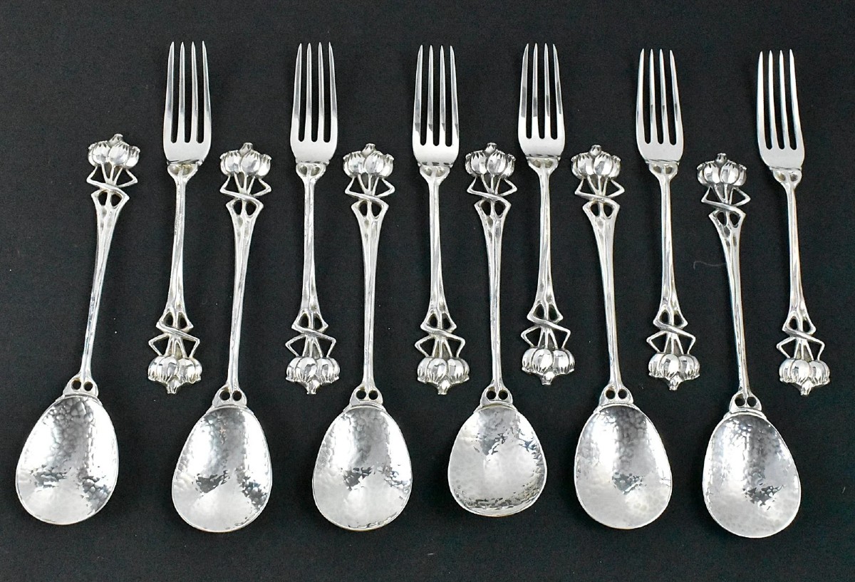Service de six cuillères et fourchettes en métal argenté, style Arts & Crafts, vers 1880-1910.