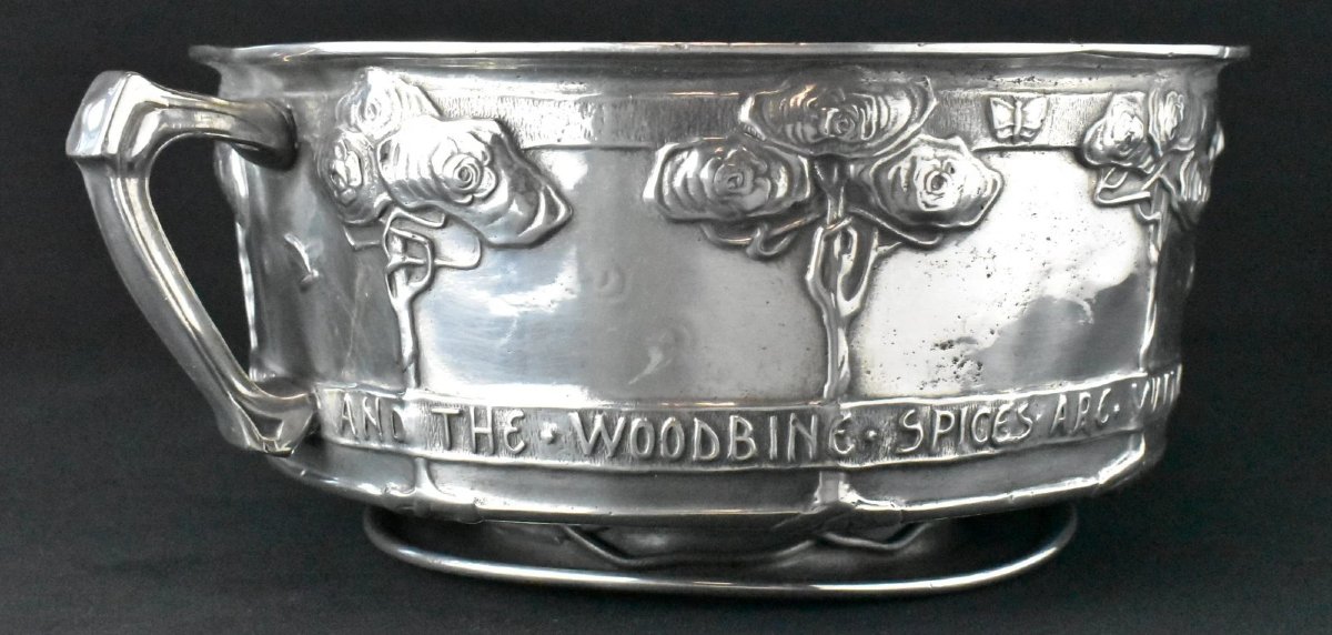 Coupe à roses à deux anses en étain Tudric de David Veasey, fabriquée par Liberty & Co en 1900-photo-2