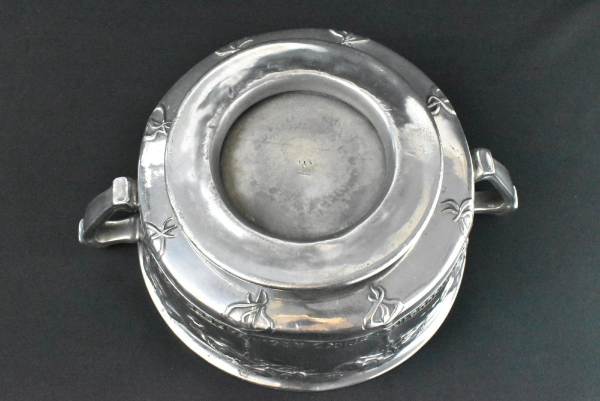 Coupe à roses à deux anses en étain Tudric de David Veasey, fabriquée par Liberty & Co en 1900-photo-4