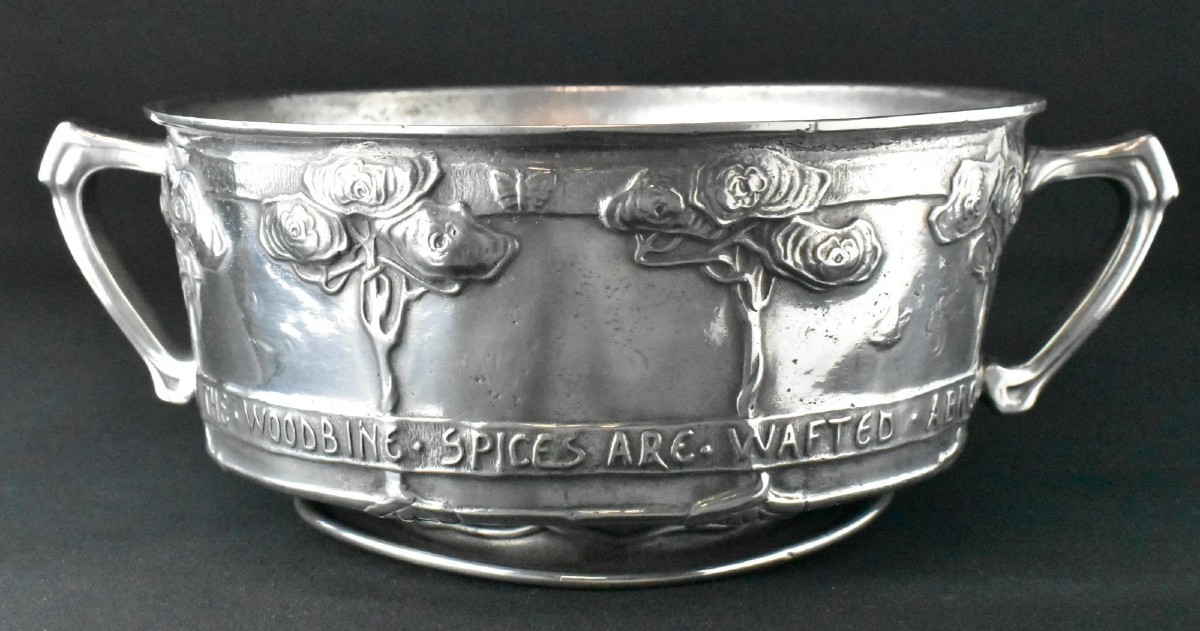 Coupe à roses à deux anses en étain Tudric de David Veasey, fabriquée par Liberty & Co en 1900