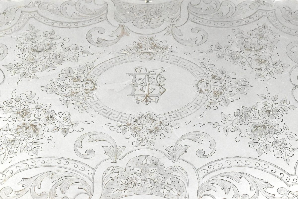 Grand plateau de service français en argent plaqué, orné de gravures et de motifs de vigne.-photo-3