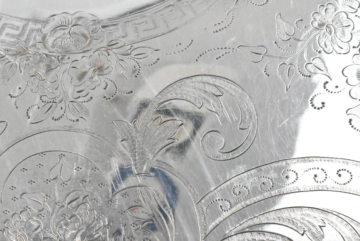 Grand plateau de service français en argent plaqué, orné de gravures et de motifs de vigne.-photo-3