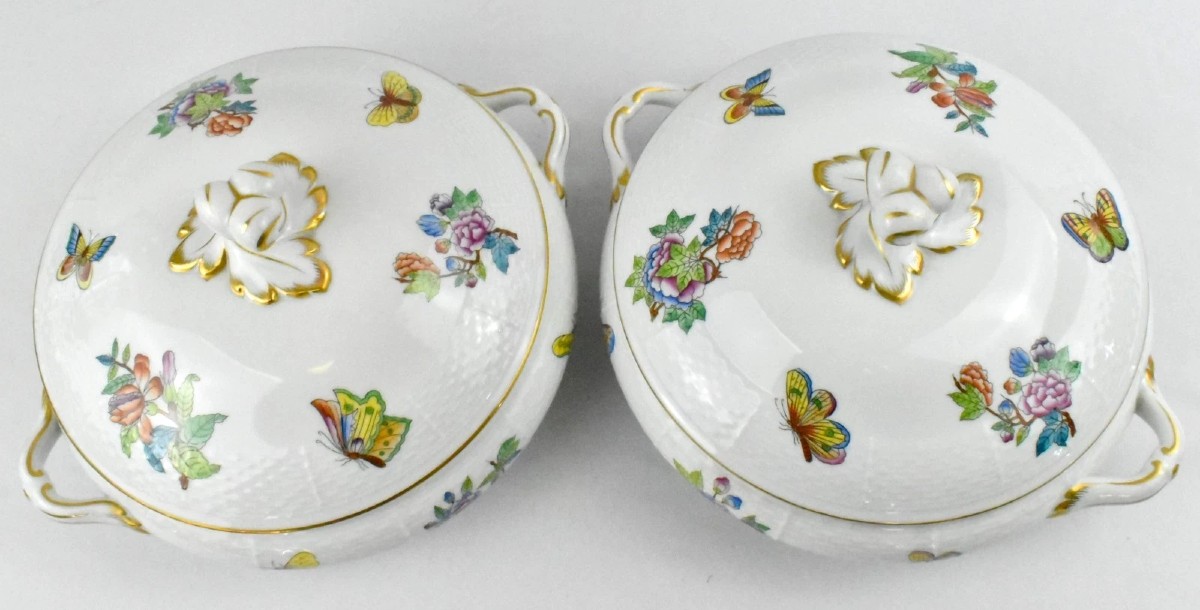 Paire de grandes soupières Herend Queen Victoria à couvercle, motif papillons et fleurs