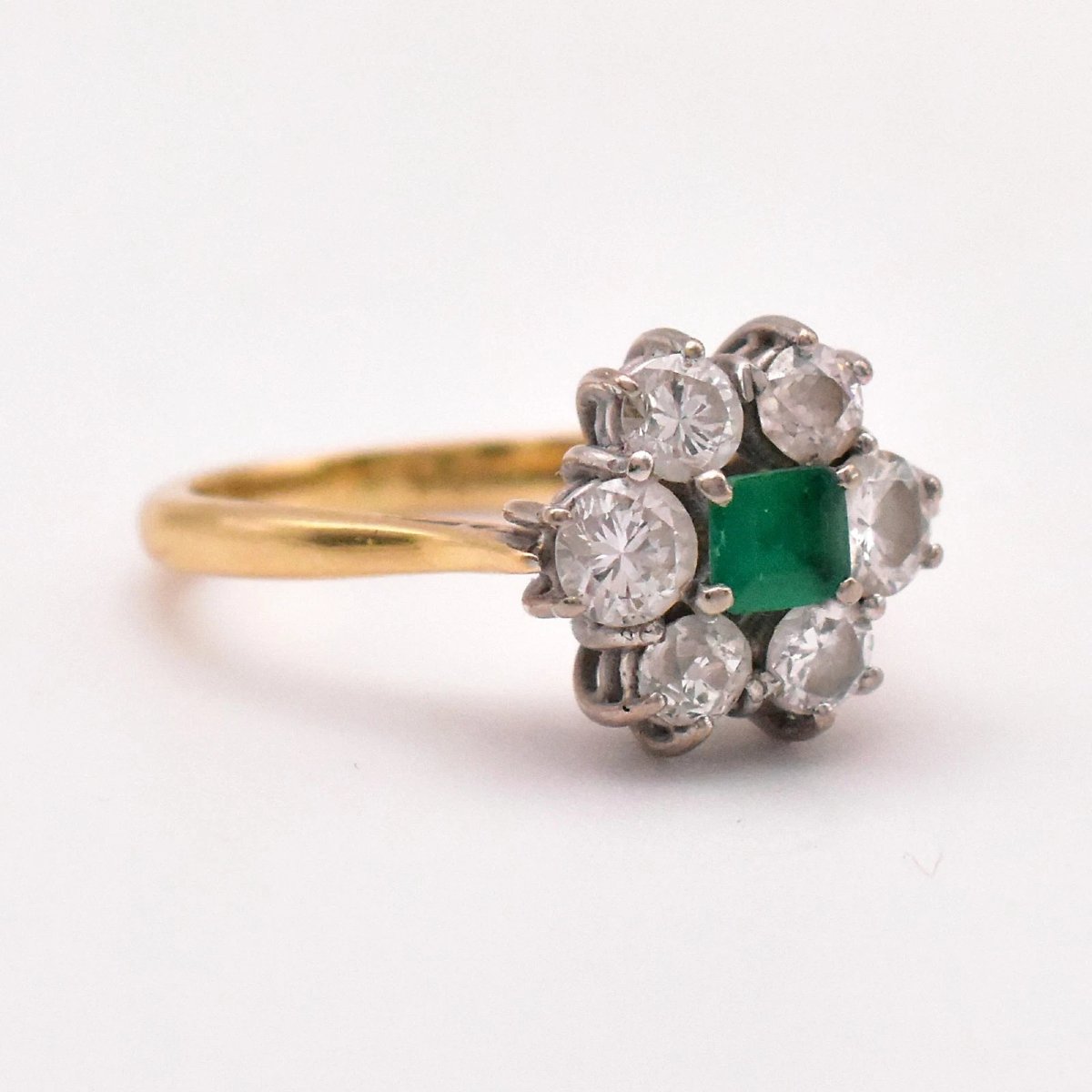 Bague vintage en or jaune et blanc 18 carats, sertie d'un pavage d'émeraudes et de diamants (1,-photo-1