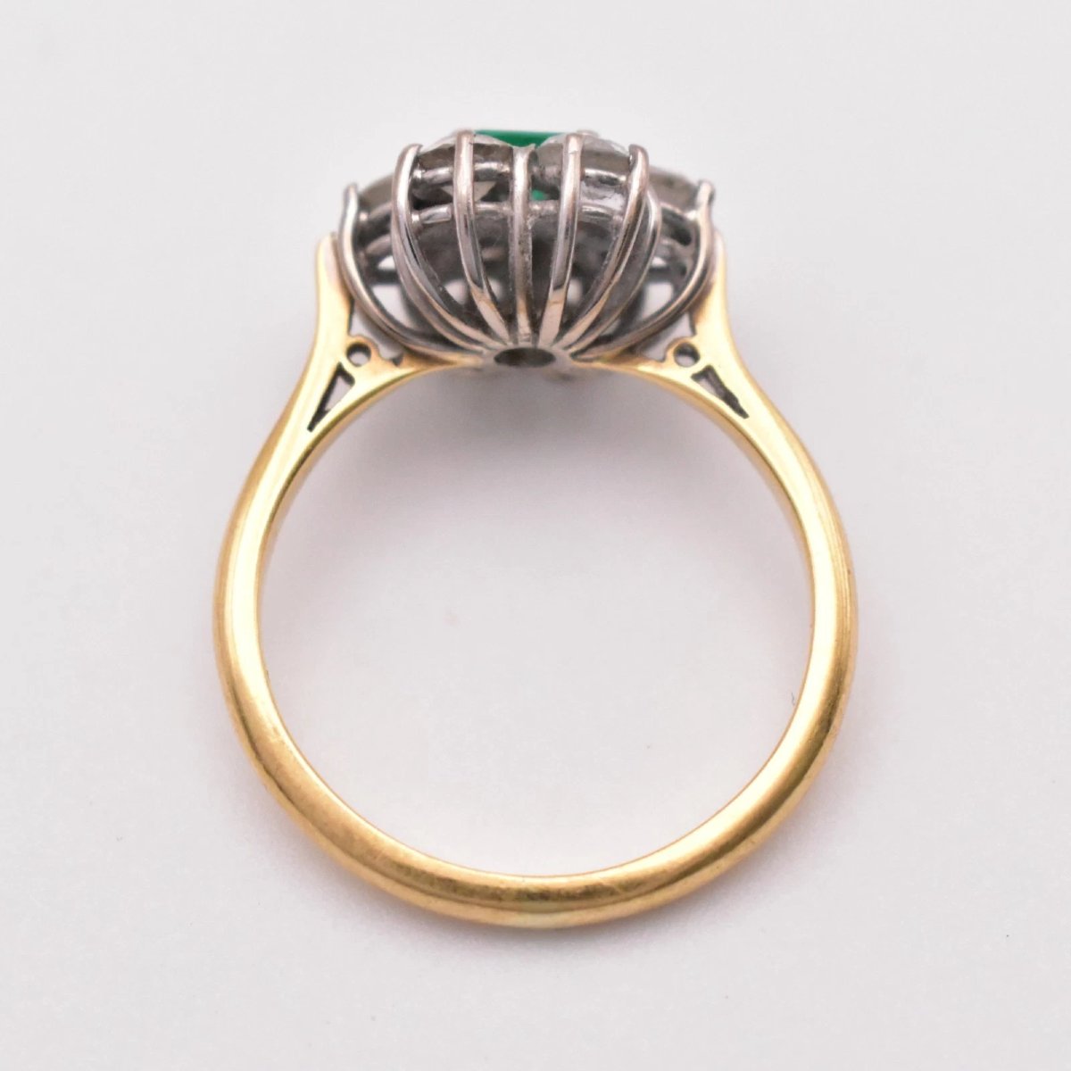 Bague vintage en or jaune et blanc 18 carats, sertie d'un pavage d'émeraudes et de diamants (1,-photo-4