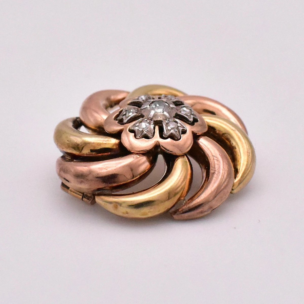 Broche ancienne en or jaune et rose 18 carats, sertie d'un diamant tourbillonnant de 0,33 carat-photo-2