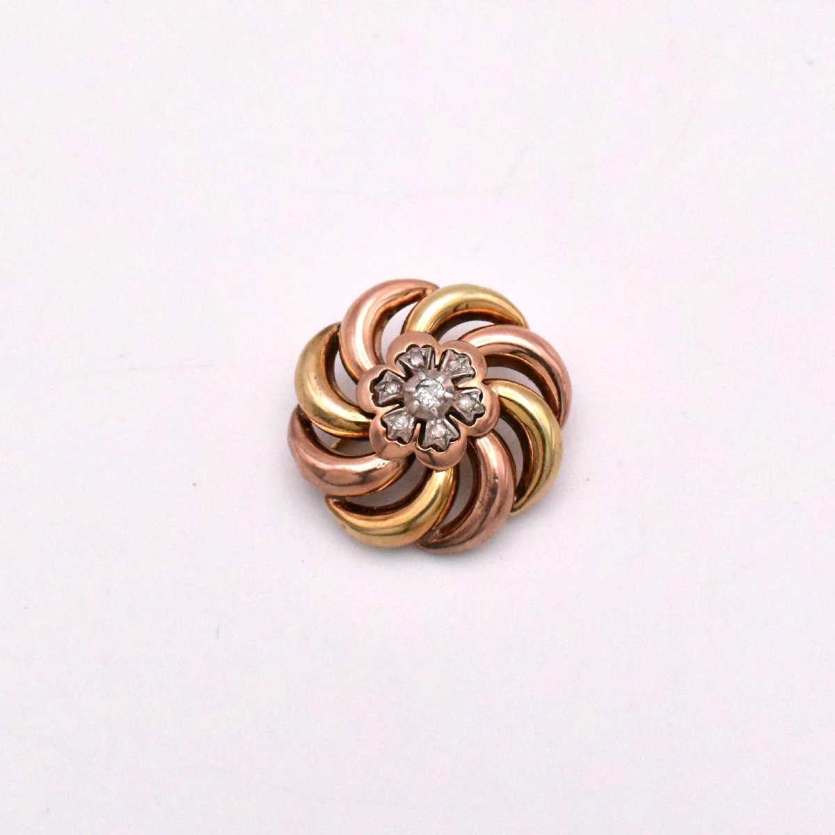 Broche ancienne en or jaune et rose 18 carats, sertie d'un diamant tourbillonnant de 0,33 carat-photo-3