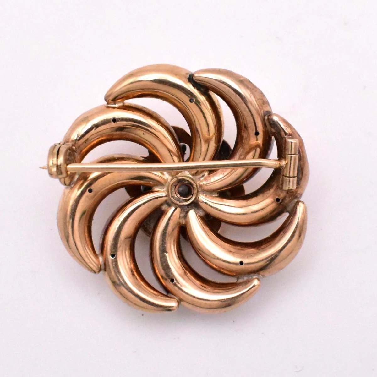 Broche ancienne en or jaune et rose 18 carats, sertie d'un diamant tourbillonnant de 0,33 carat-photo-4