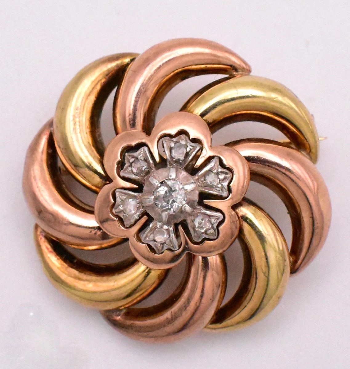 Broche ancienne en or jaune et rose 18 carats, sertie d'un diamant tourbillonnant de 0,33 carat