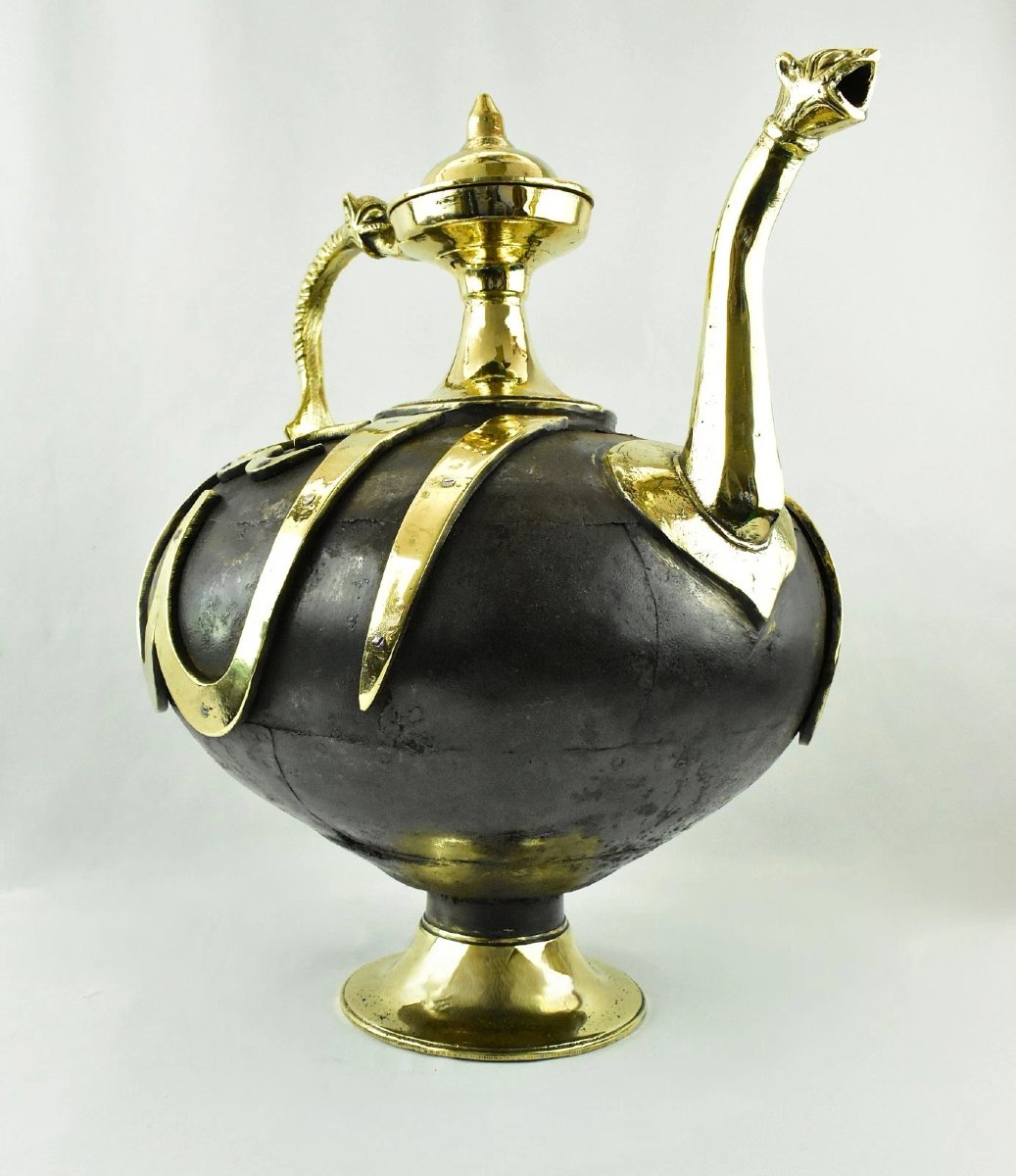 Aiguière islamique lourde et imposante, en bronze bicolore orné, avec anse en forme de dragon.-photo-2