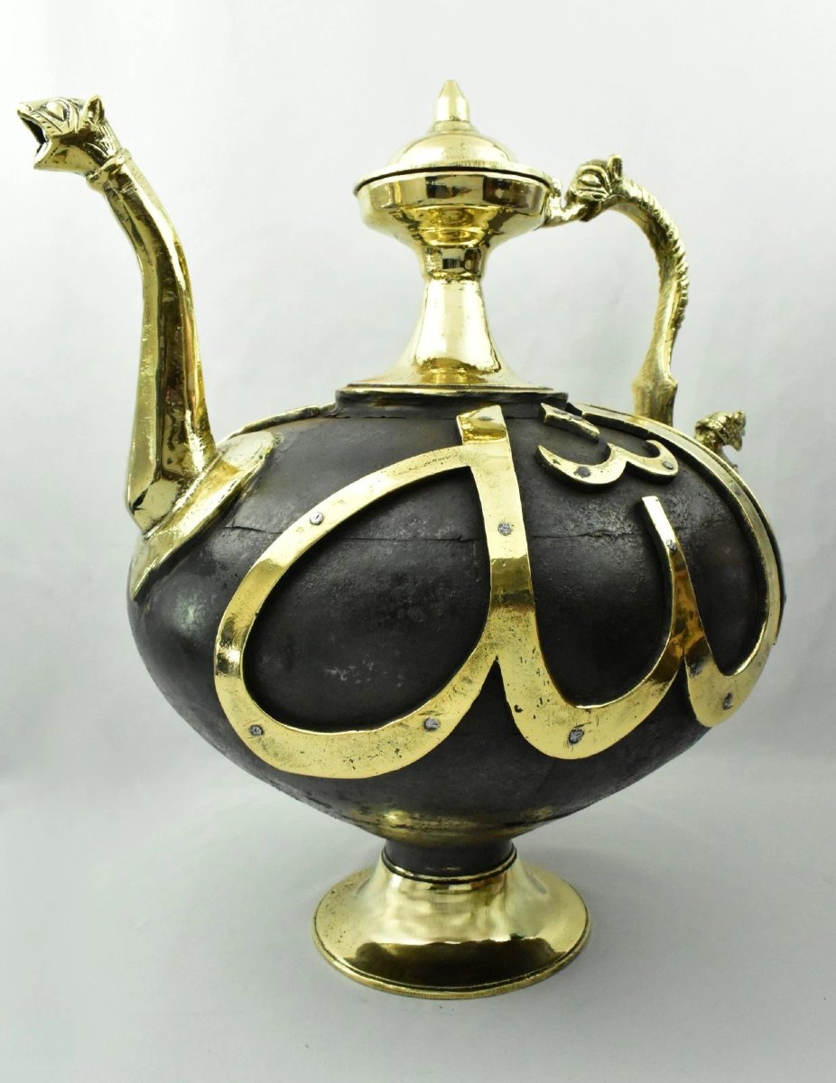Aiguière islamique lourde et imposante, en bronze bicolore orné, avec anse en forme de dragon.-photo-3