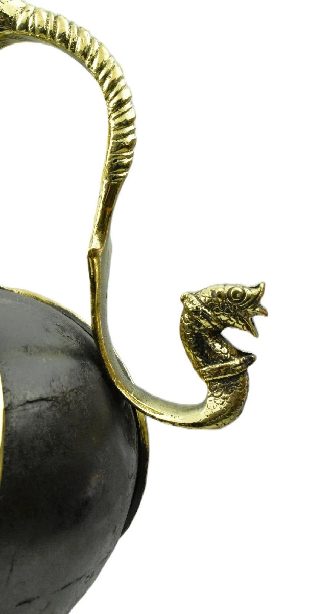 Aiguière islamique lourde et imposante, en bronze bicolore orné, avec anse en forme de dragon.-photo-1