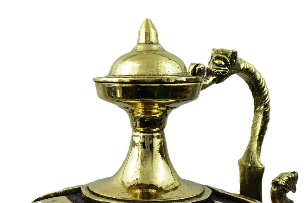 Aiguière islamique lourde et imposante, en bronze bicolore orné, avec anse en forme de dragon.-photo-3