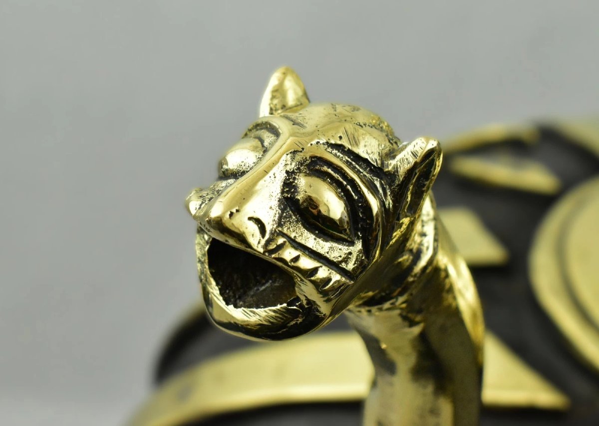 Aiguière islamique lourde et imposante, en bronze bicolore orné, avec anse en forme de dragon.-photo-4