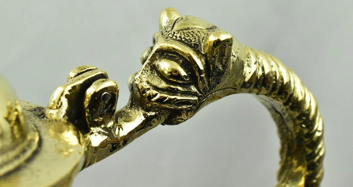 Aiguière islamique lourde et imposante, en bronze bicolore orné, avec anse en forme de dragon.-photo-5