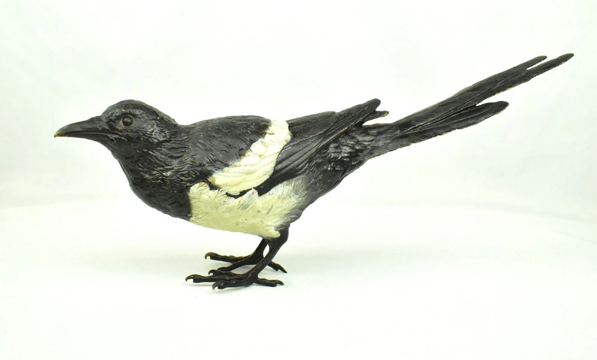 Sculpture d'oiseau pie en bronze de Vienne, signée Franz Bergman, peinte à froid.