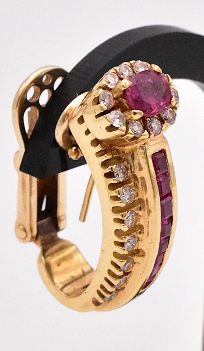 Une paire de boucles d'oreilles créoles grecques en or jaune 18 carats, serties de diamants -photo-3