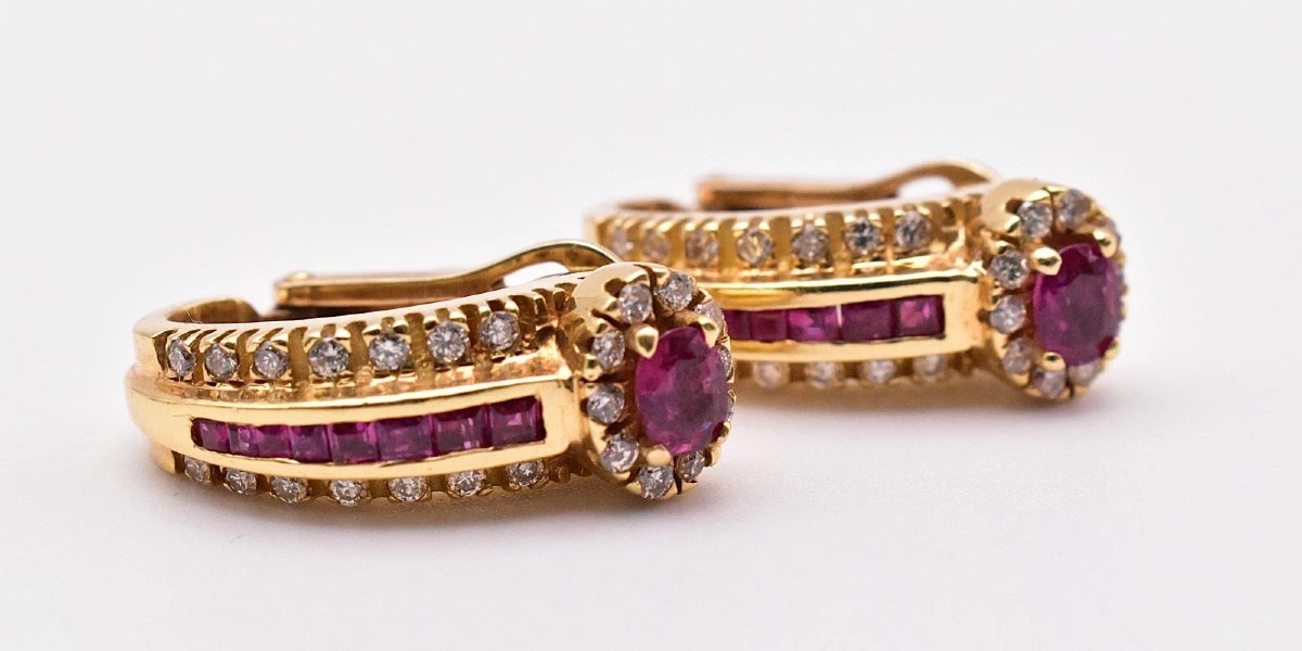 Une paire de boucles d'oreilles créoles grecques en or jaune 18 carats, serties de diamants -photo-4