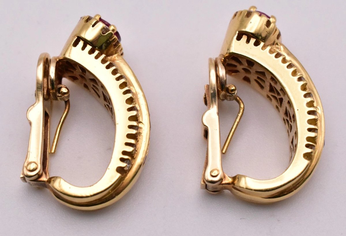 Une paire de boucles d'oreilles créoles grecques en or jaune 18 carats, serties de diamants -photo-1