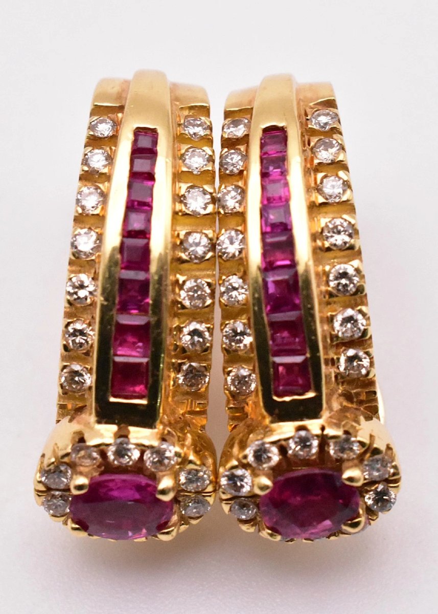 Une paire de boucles d'oreilles créoles grecques en or jaune 18 carats, serties de diamants -photo-2