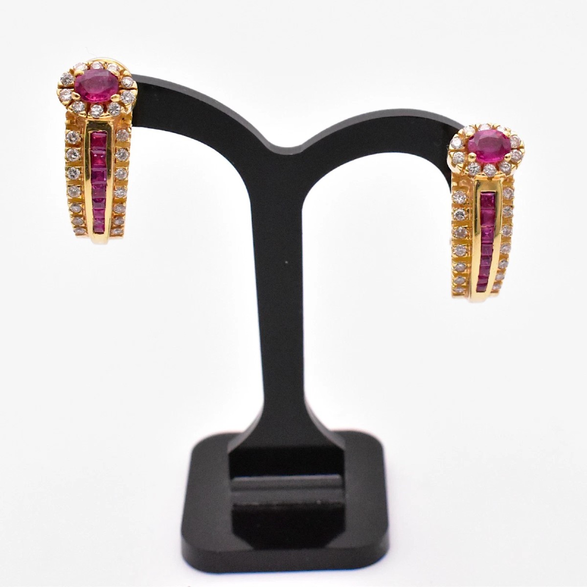 Une paire de boucles d'oreilles créoles grecques en or jaune 18 carats, serties de diamants 