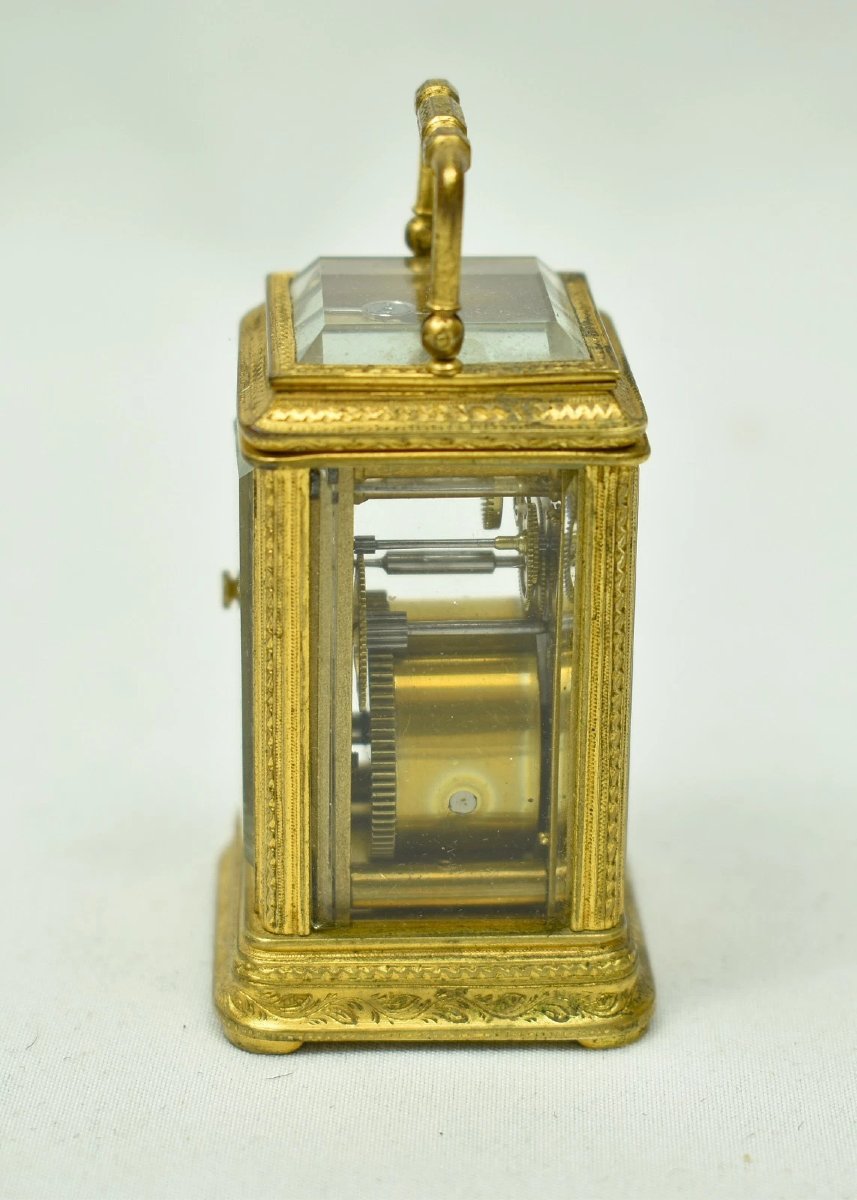 Pendule de voyage miniature française ancienne en laiton doré entièrement gravé, avec clé de bo-photo-2