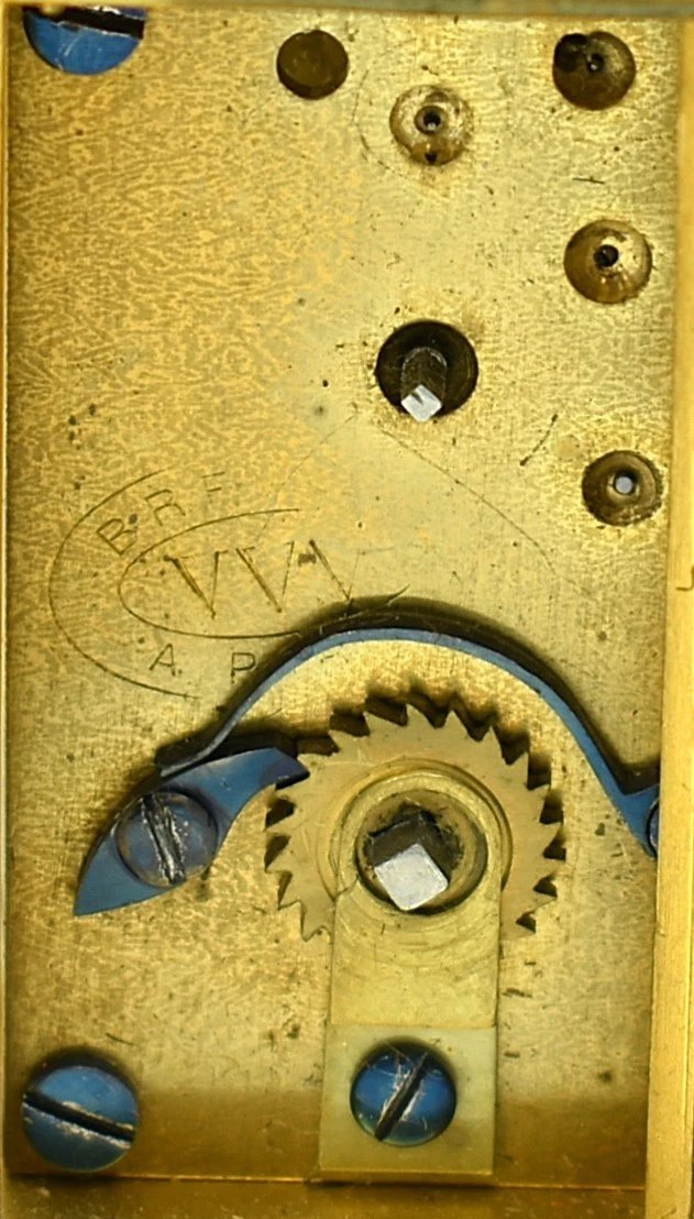 Pendule de voyage miniature française ancienne en laiton doré entièrement gravé, avec clé de bo-photo-4