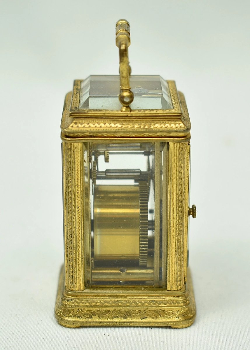 Pendule de voyage miniature française ancienne en laiton doré entièrement gravé, avec clé de bo-photo-1