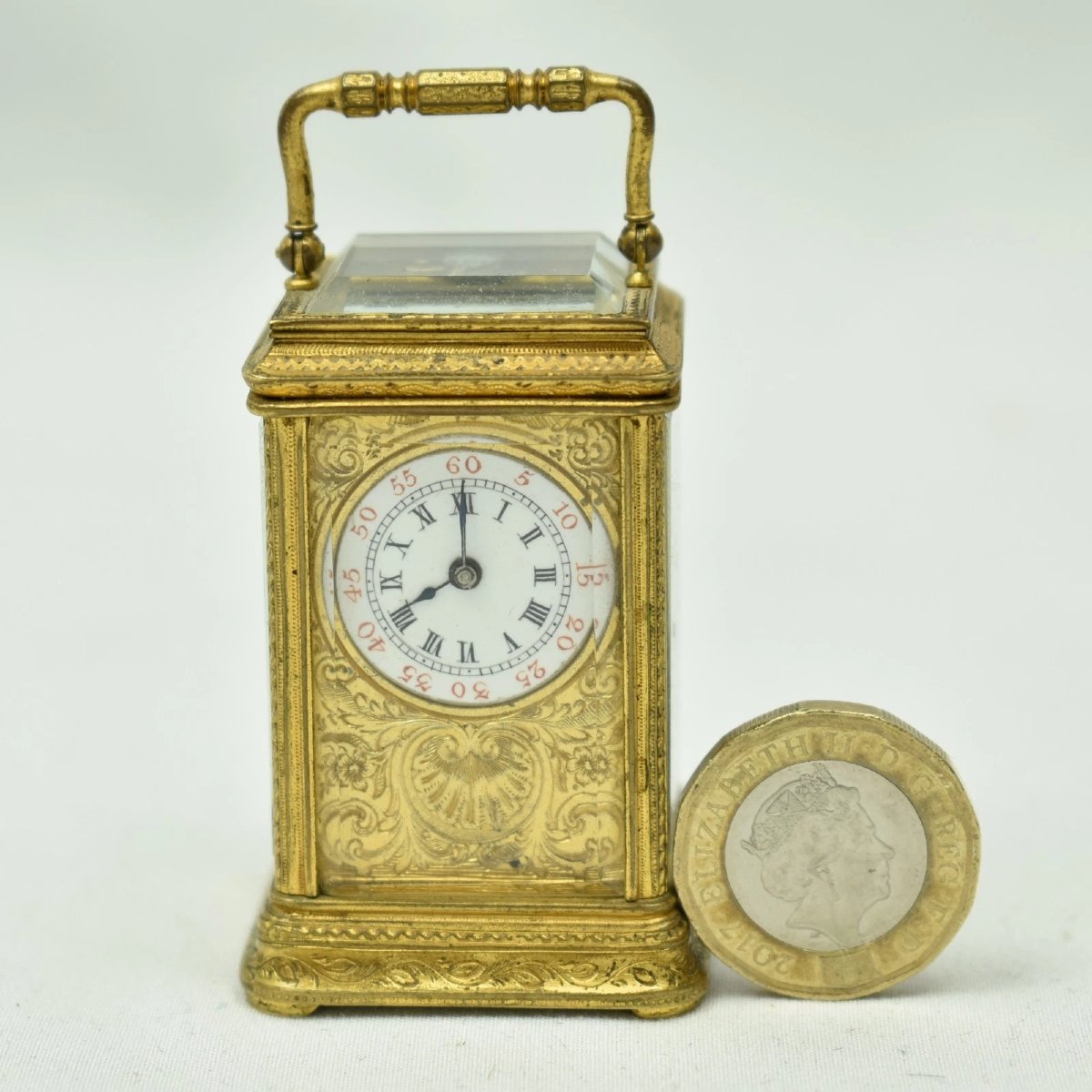 Pendule de voyage miniature française ancienne en laiton doré entièrement gravé, avec clé de bo-photo-4