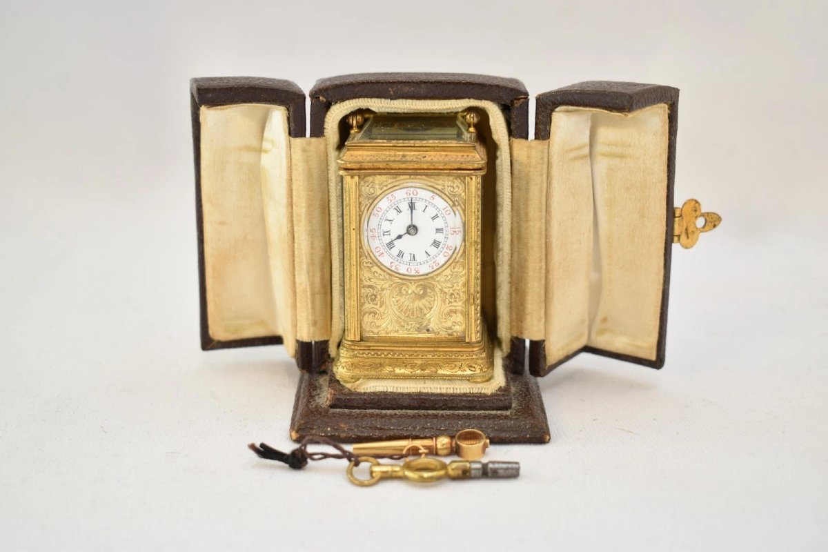 Pendule de voyage miniature française ancienne en laiton doré entièrement gravé, avec clé de bo-photo-7