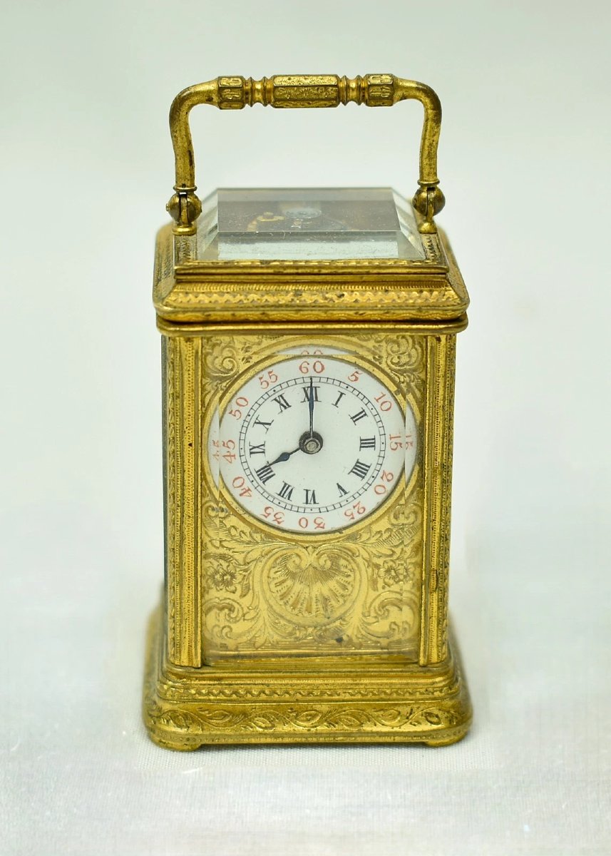 Pendule de voyage miniature française ancienne en laiton doré entièrement gravé, avec clé de bo-photo-8