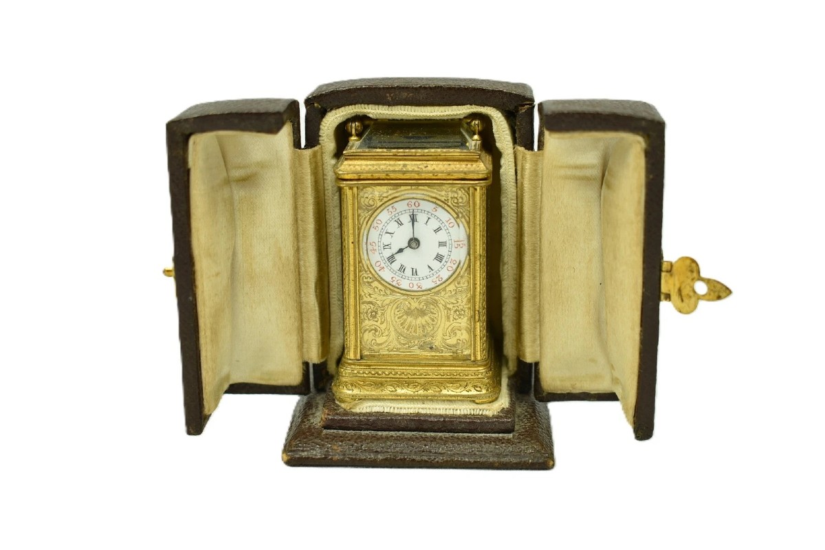 Pendule de voyage miniature française ancienne en laiton doré entièrement gravé, avec clé de bo