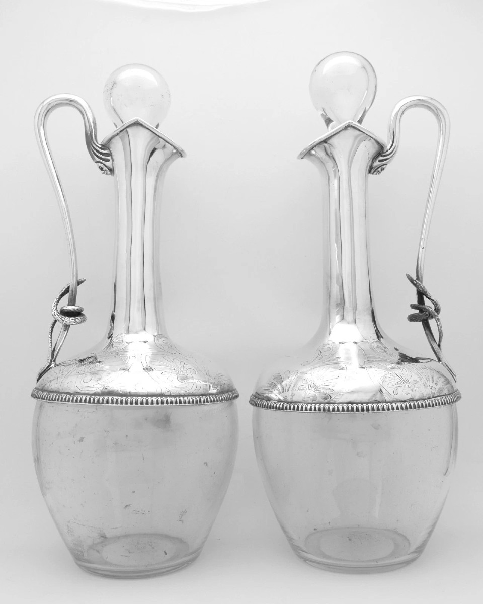 Paire de carafes à vin en cristal, montées sur argent massif, anse serpent, XIXe siècle