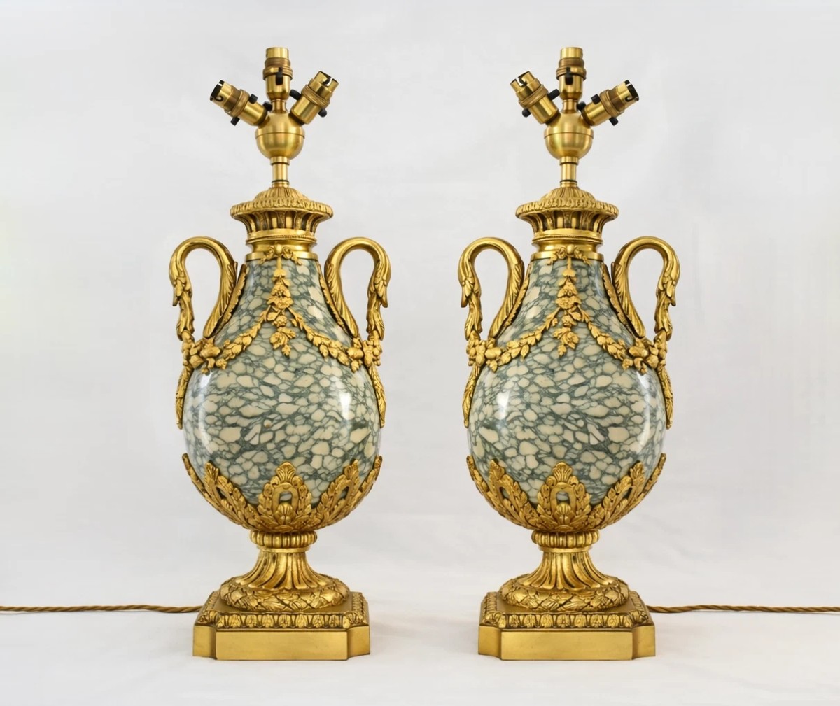 Paire de lampes cassette en marbre de style Louis XVI français du XIXe siècle, ornées de bronze