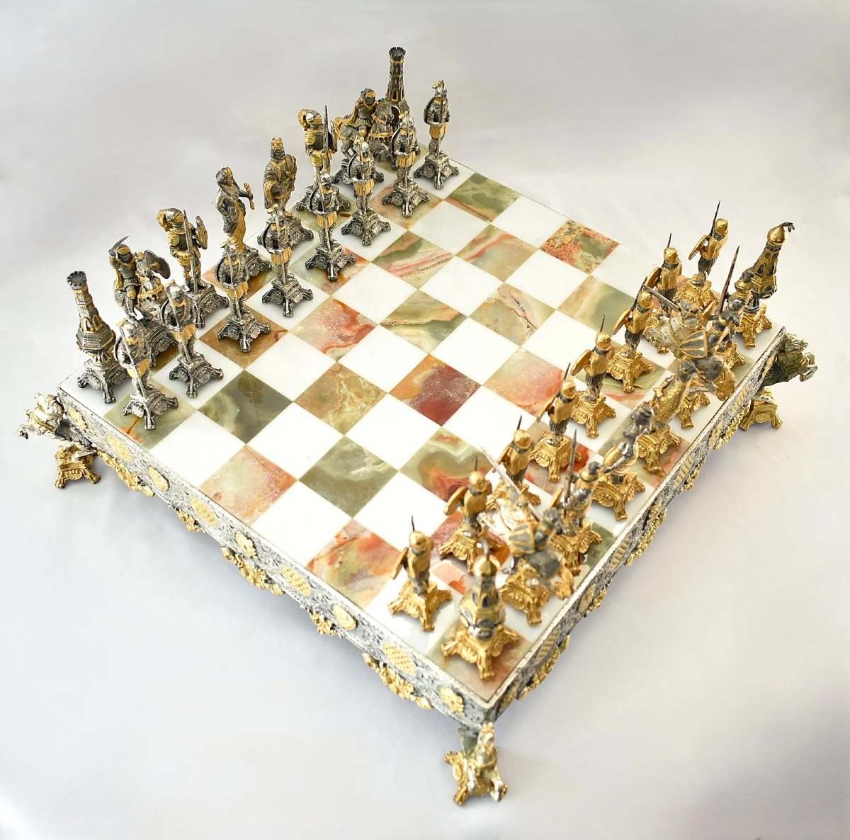 Jeu d'échecs médiéval de Giuseppe Vasari, orné d'argent, de bronze et d'onyx, plateau en marbre-photo-2