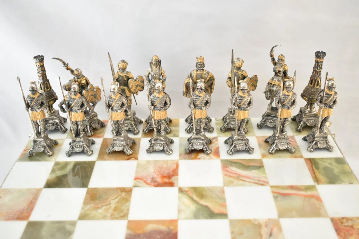Jeu d'échecs médiéval de Giuseppe Vasari, orné d'argent, de bronze et d'onyx, plateau en marbre-photo-3