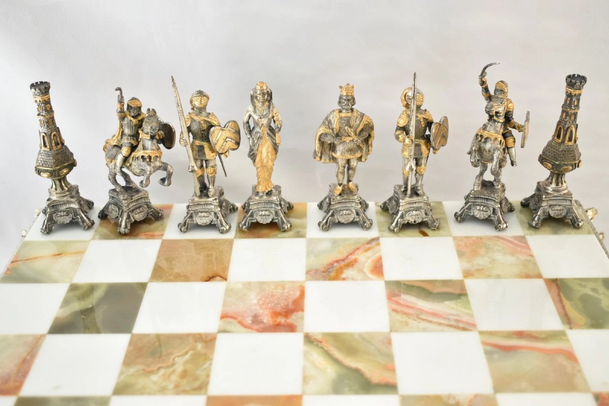 Jeu d'échecs médiéval de Giuseppe Vasari, orné d'argent, de bronze et d'onyx, plateau en marbre-photo-2