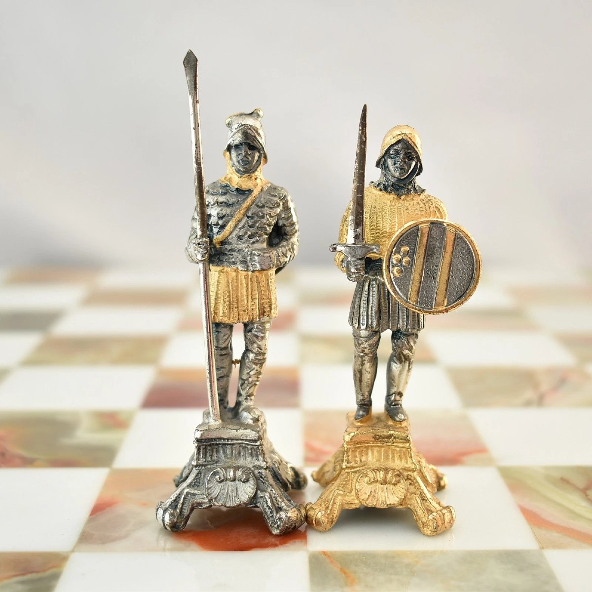Jeu d'échecs médiéval de Giuseppe Vasari, orné d'argent, de bronze et d'onyx, plateau en marbre-photo-4