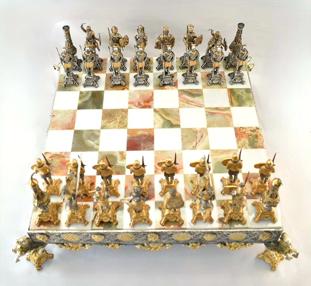 Jeu d'échecs médiéval de Giuseppe Vasari, orné d'argent, de bronze et d'onyx, plateau en marbre