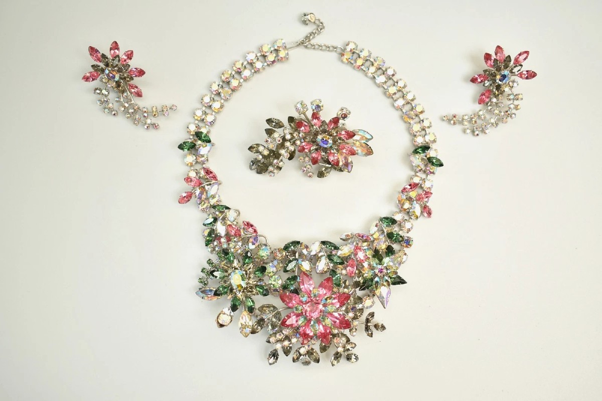 Parure vintage Christian Dior à motif floral et strass, ensemble collier, boucles d'oreilles et