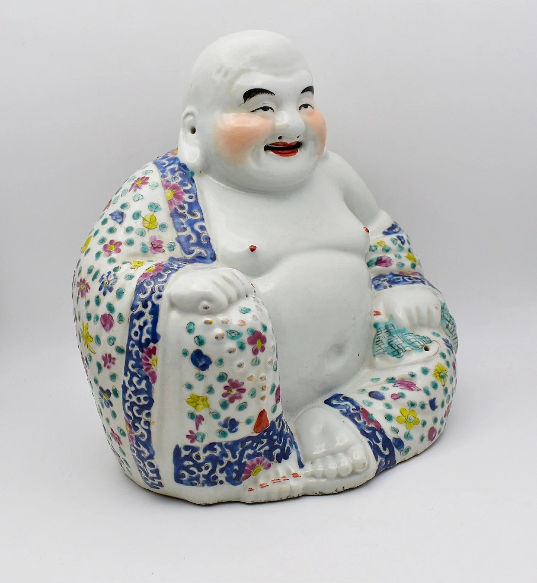 Figurine de Bouddha rieur (Budai) en porcelaine Famille Rose de Zhu Mao Ji, XXe siècle-photo-1
