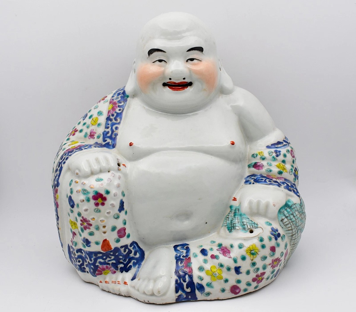 Figurine de Bouddha rieur (Budai) en porcelaine Famille Rose de Zhu Mao Ji, XXe siècle