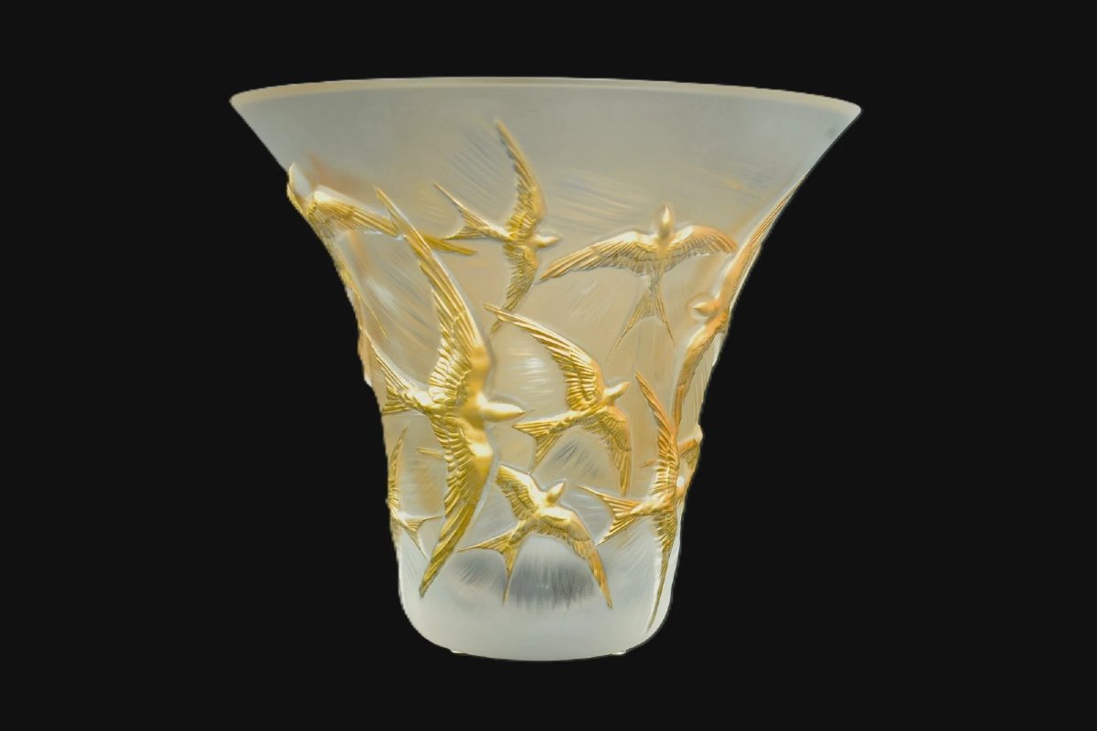 Vase évasé Lalique Hirondelles en cristal doré et teinté, référence 10624000, avec boîte.-photo-2