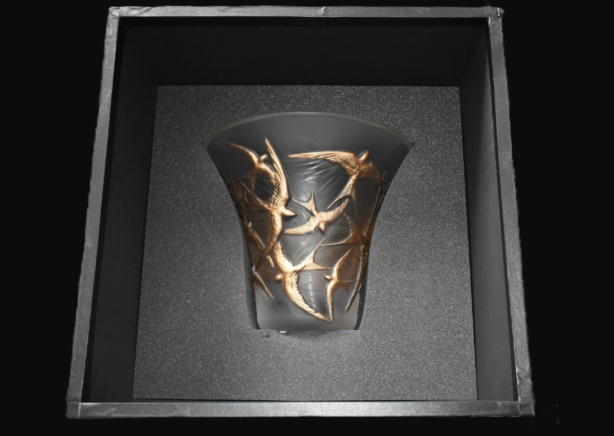 Vase évasé Lalique Hirondelles en cristal doré et teinté, référence 10624000, avec boîte.-photo-6