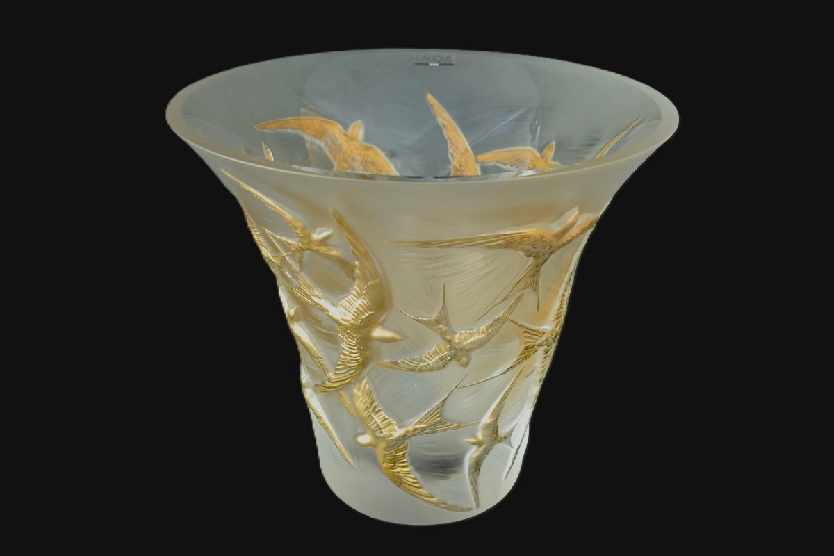 Vase évasé Lalique Hirondelles en cristal doré et teinté, référence 10624000, avec boîte.