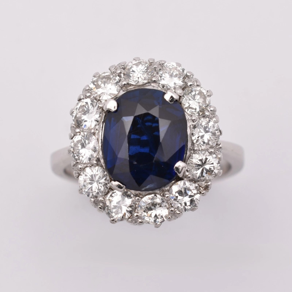 18ct White Gold Oval Claw Set Sapphire & Diamond Cluster Ring 2.5ct Size P